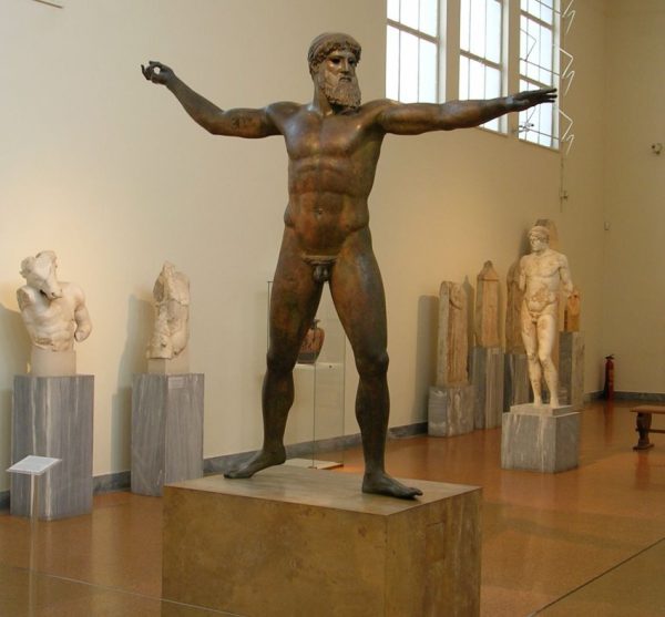 Estatua de Zeus o Poseidon en el museo arqueológico nacional de Atenas